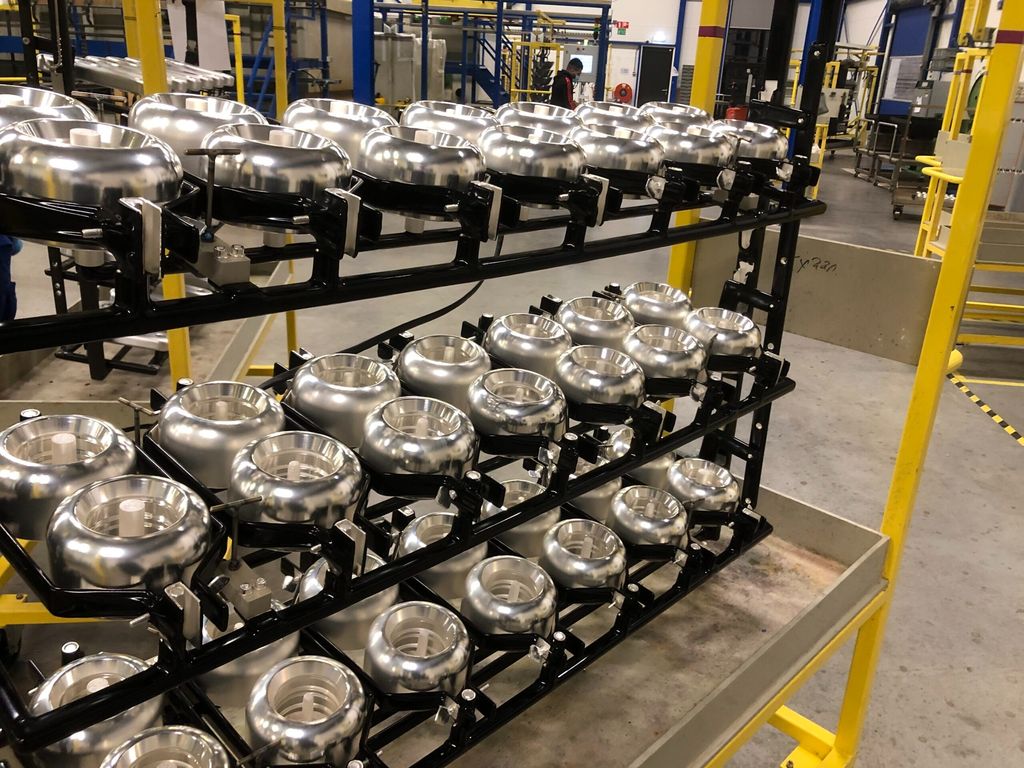 Galvanisch verzilverd metaal in rekken