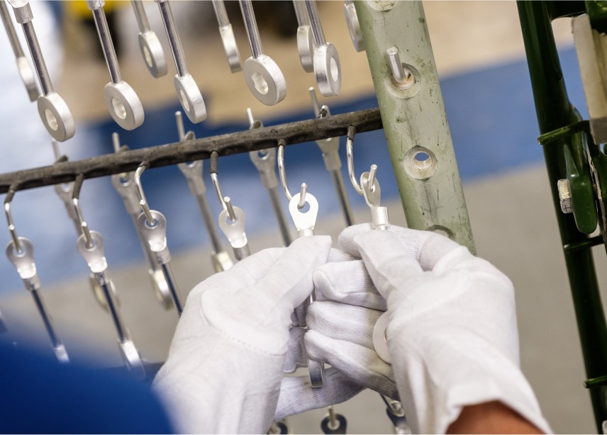 Staal verzilveren en opgehangen aan een rek